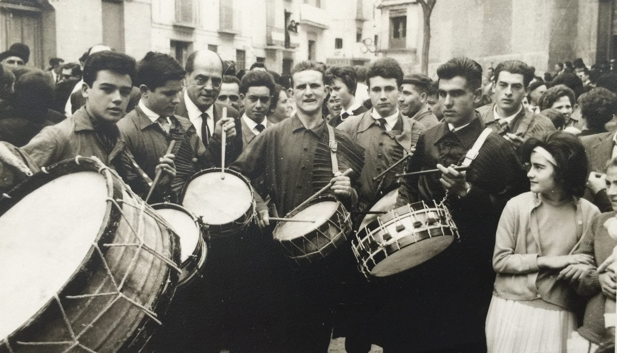 Luis Buñuel tocando el tambor en la Plaza de España