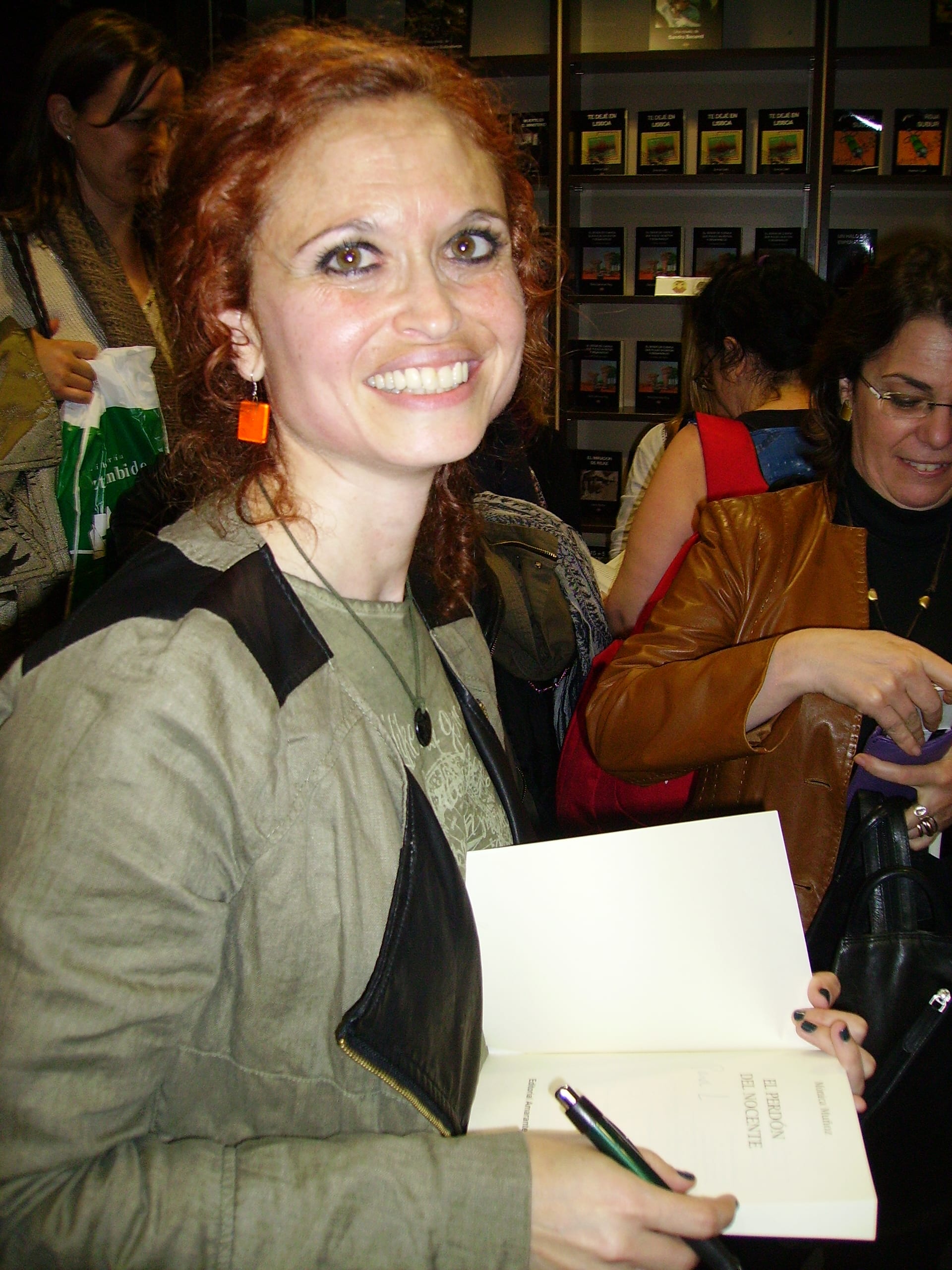 Mónica Muñoz firmando ejemplares de su novela