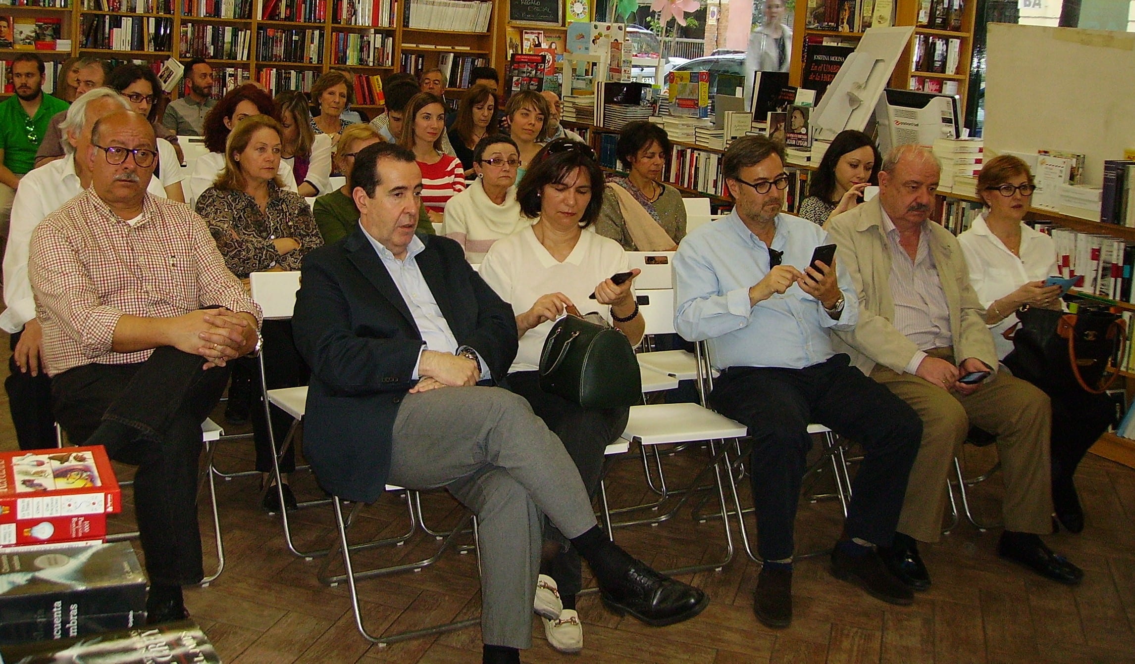 Público asistente a la presentación de "La memoria del Tiempo" en Librería Gaztambide