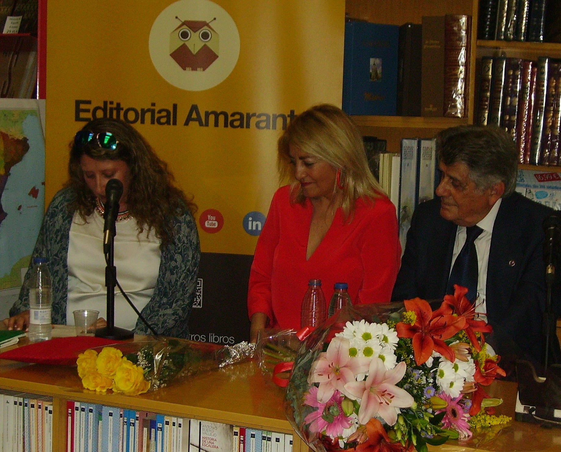 Ana Ussía (izquierda), leyendo un fragmento de "El coronel de los martes"