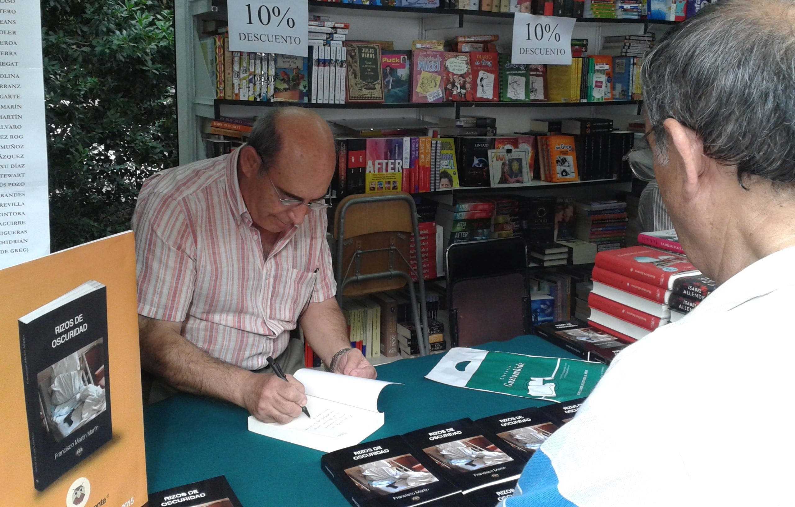 Francisco Martín firmando en la Feria del Libro su novela negra 
