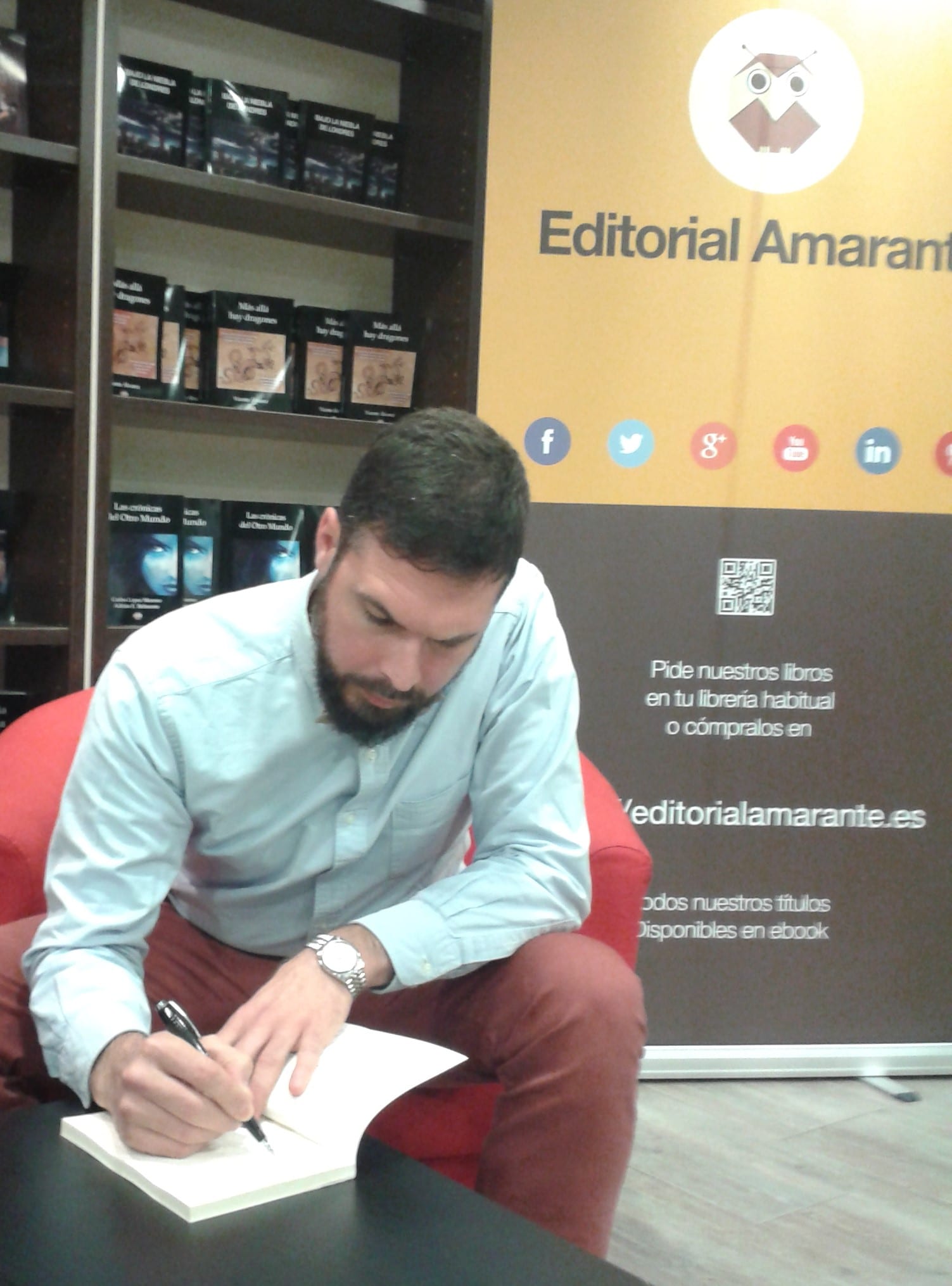 Andrés Montenegro firmando