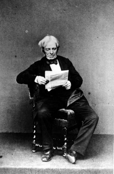 Faraday leyendo