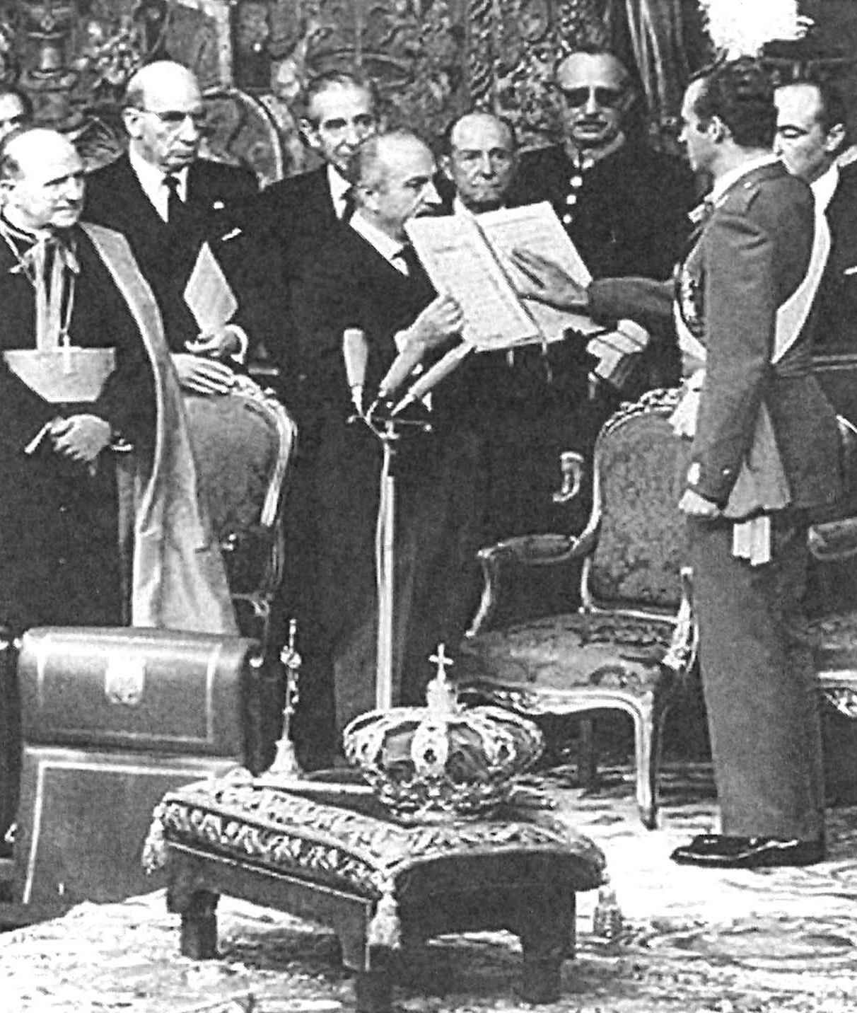 Toma de juramento al Príncipe Juan Carlos por el Presidente de las Cortes españolas Alejandro Rodríguez Valcárcel