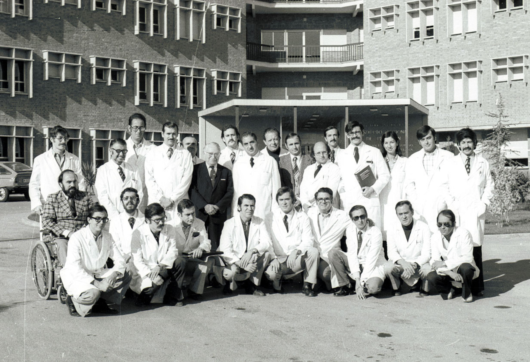 Alberto Romero - Hospital de Parapléjicos - Equipo médico con Guttman