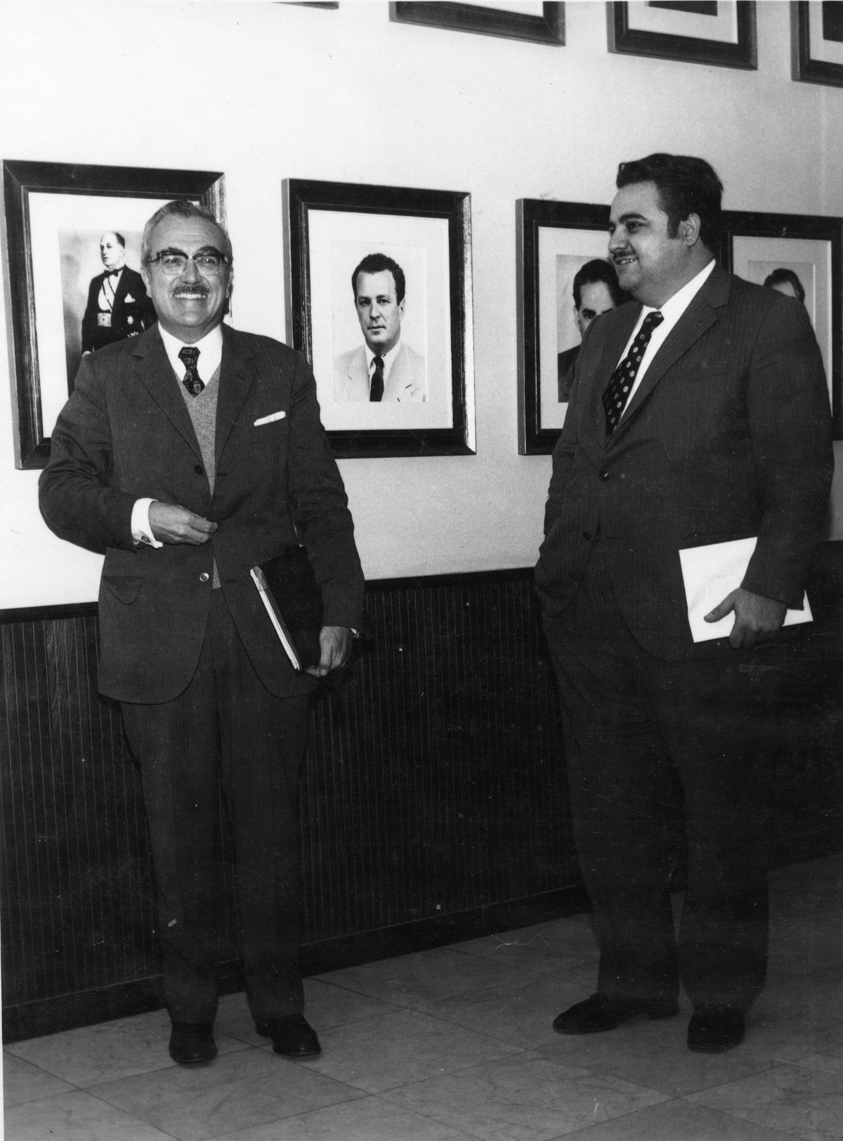 Juan Pulido Castro y Andrés Miranda junto a los Cuadros de los Presidentes