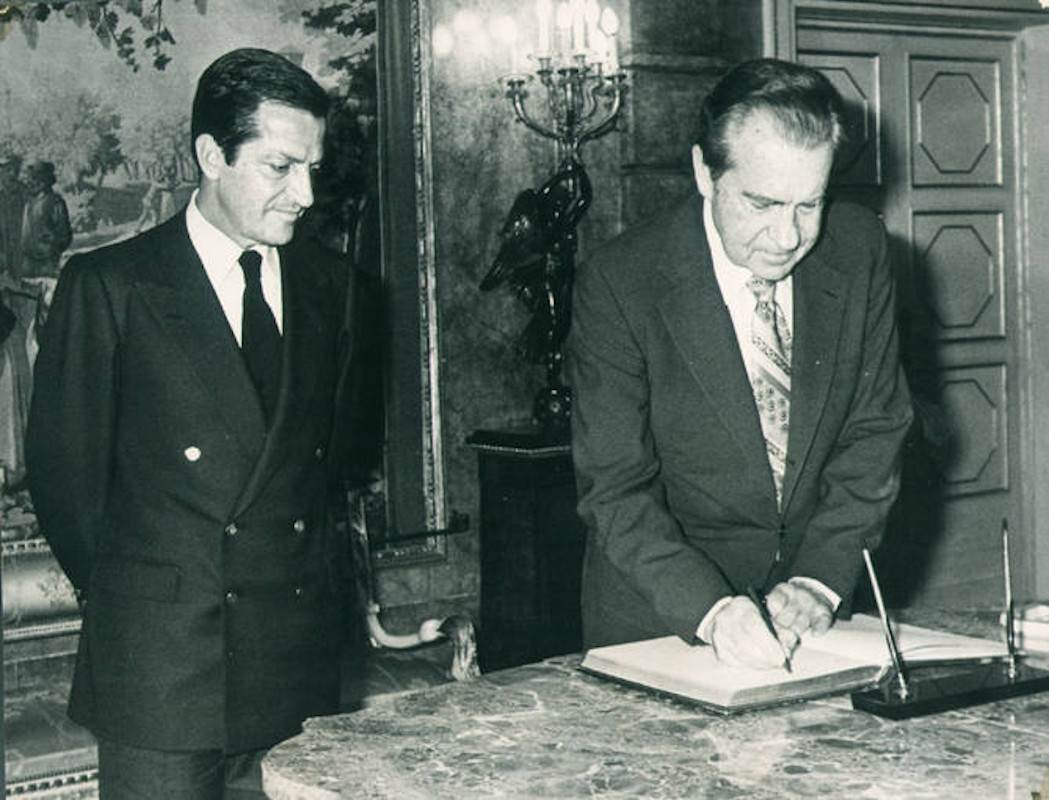 El presidente de EE.UU. Richard Nixon firma en el libro de honor de la Moncloa ante Suárez
