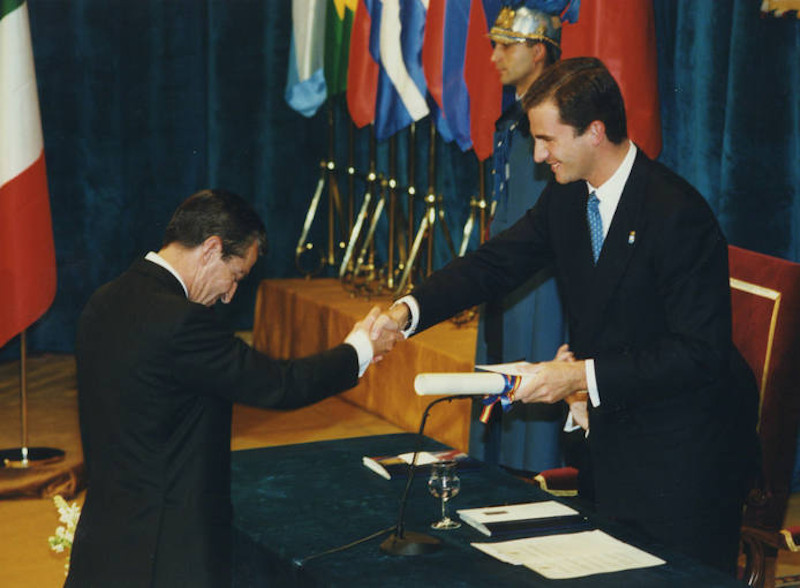Adolfo Suárez recibe el premio Príncipe de Asturias de la Concordia en 1996