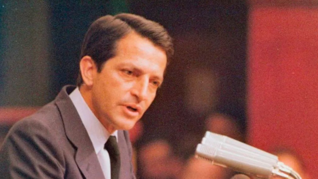 Adolfo Suárez. Fotografiado en su discurso de investidura en el Congreso de los Diputados (marzo de 1979)