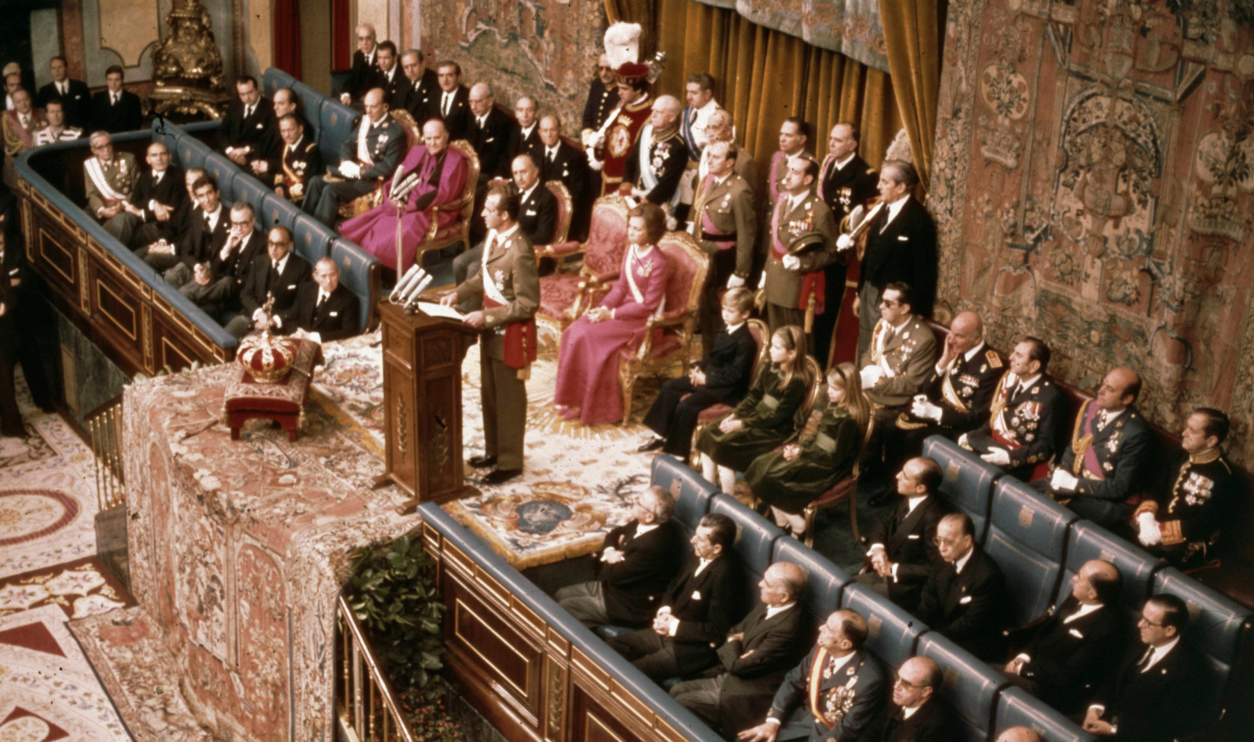 La proclamación y juramento del Príncipe Juan Carlos como Rey de España durante una sesión extraordinaria de las Cortes, el Parlamento español, el 22 de noviembre de 1975. Juan Carlos se dirige a las Cortes 22-11-1975. Colección ANEFO.