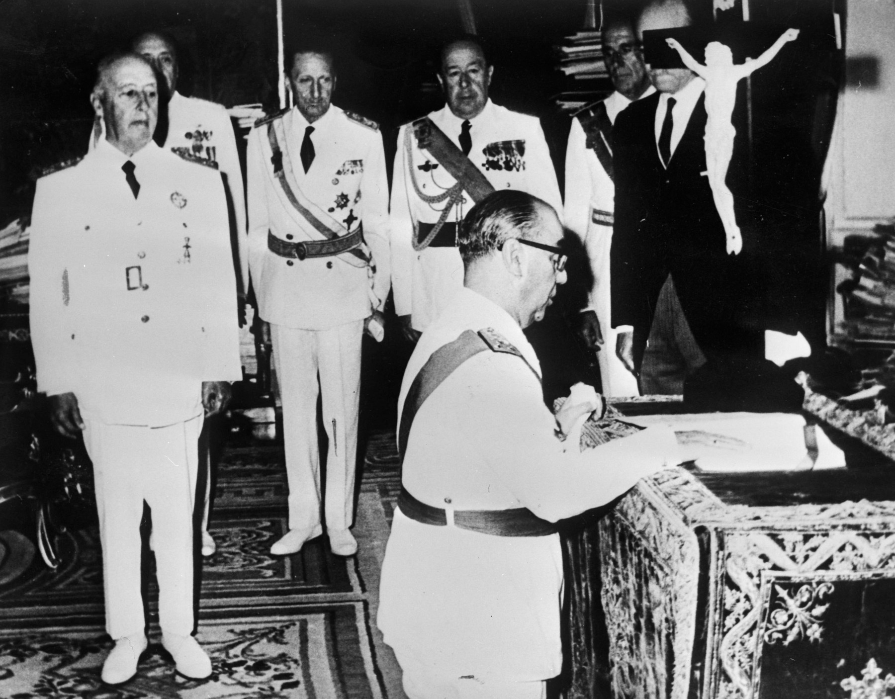 El Presidente del Gobierno Luis Carrero Blanco de España durante su ceremonia de juramento junto al General Franco 20-12-1973. Colección Anefo.