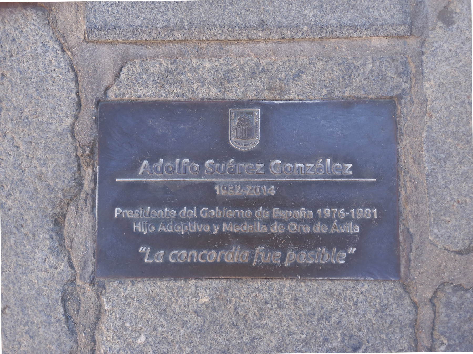 Placa en la estatua de Adolfo Suárez en Ávila. Vía José Antonio Hernández de la Moya.