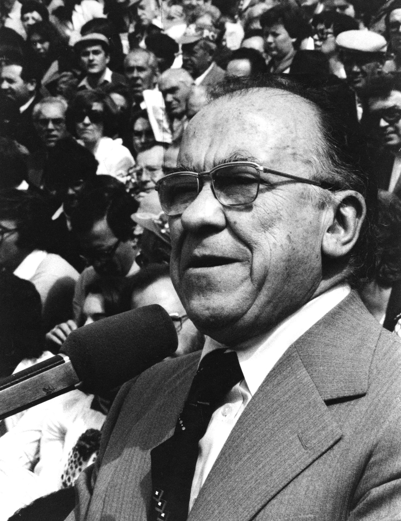 Santiago Carrillo durante la campaña electoral de las elecciones generales de 1979 (mitin en la plaza de toros de Gijón. Asturias). Wikipedia.