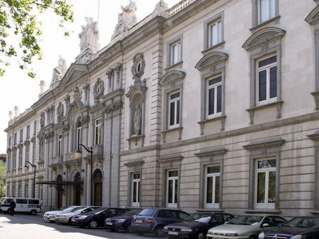 Sede del Tribunal Supremo en la plaza de la Villa de París. Ecemaml. Wikipedia