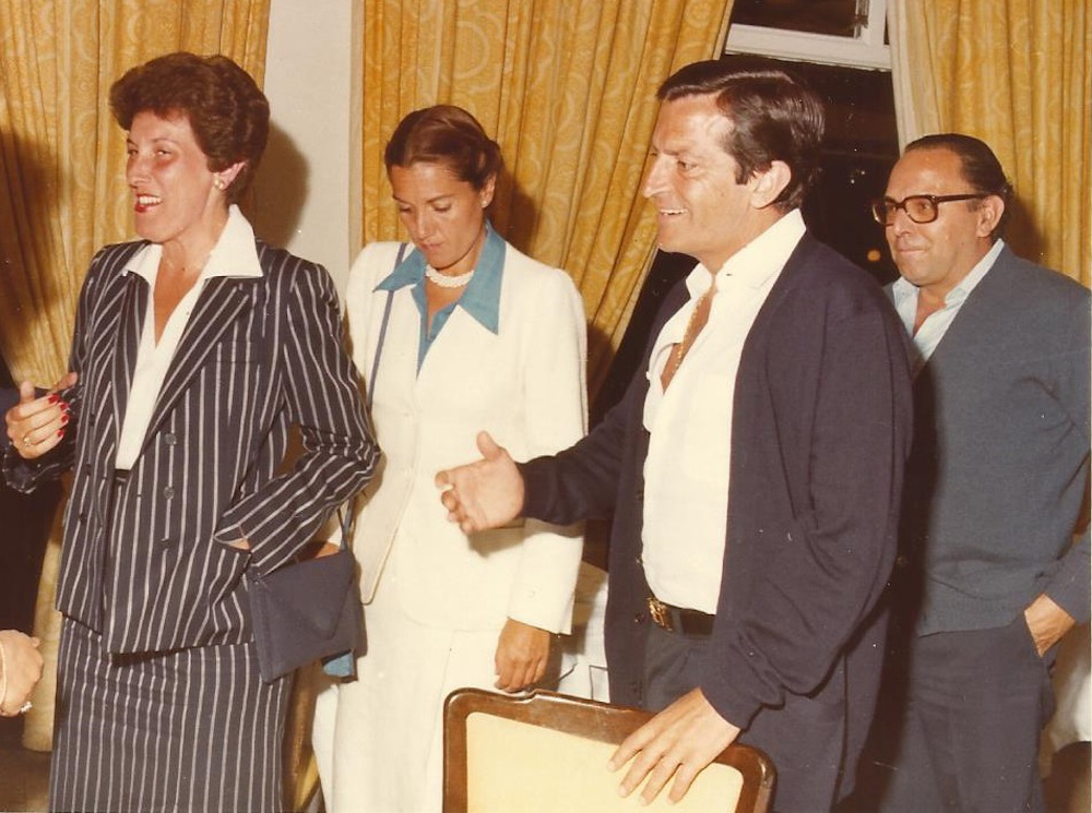 Los dos matrimonios en el Casino de La Toja, agosto de 1980. Adolfo Suárez - Colección privada de la Familia Alcón - El Espíritu de la Transición - Acalanda Magazine 2022