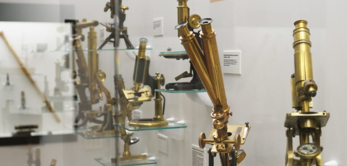 La Facultad de Medicina de Salamanca acoge la colección de microscopios de Eliseo Carrascal