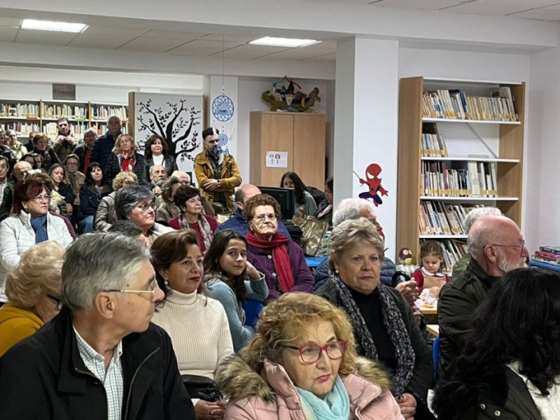 La biblioteca de La Codosera se llenó para asistir a la presentación de “Vaciados”